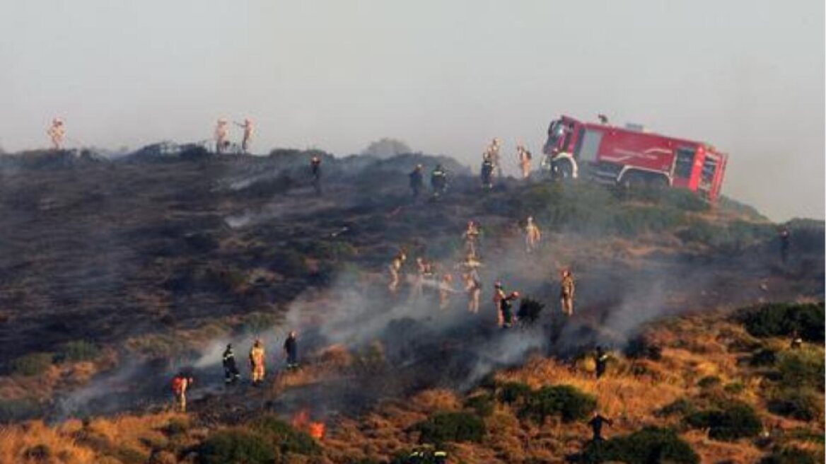 Υπό μερικό έλεγχο η φωτιά στον Κουβαρά Αττικής