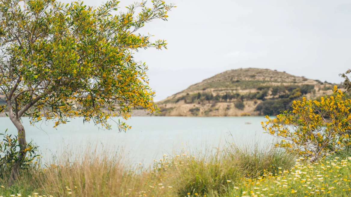 Λασίθι: Ένα μοναδικό οδοιπορικό στη λίμνη Μπραμιανών και στα γραφικά γύρω χωριά