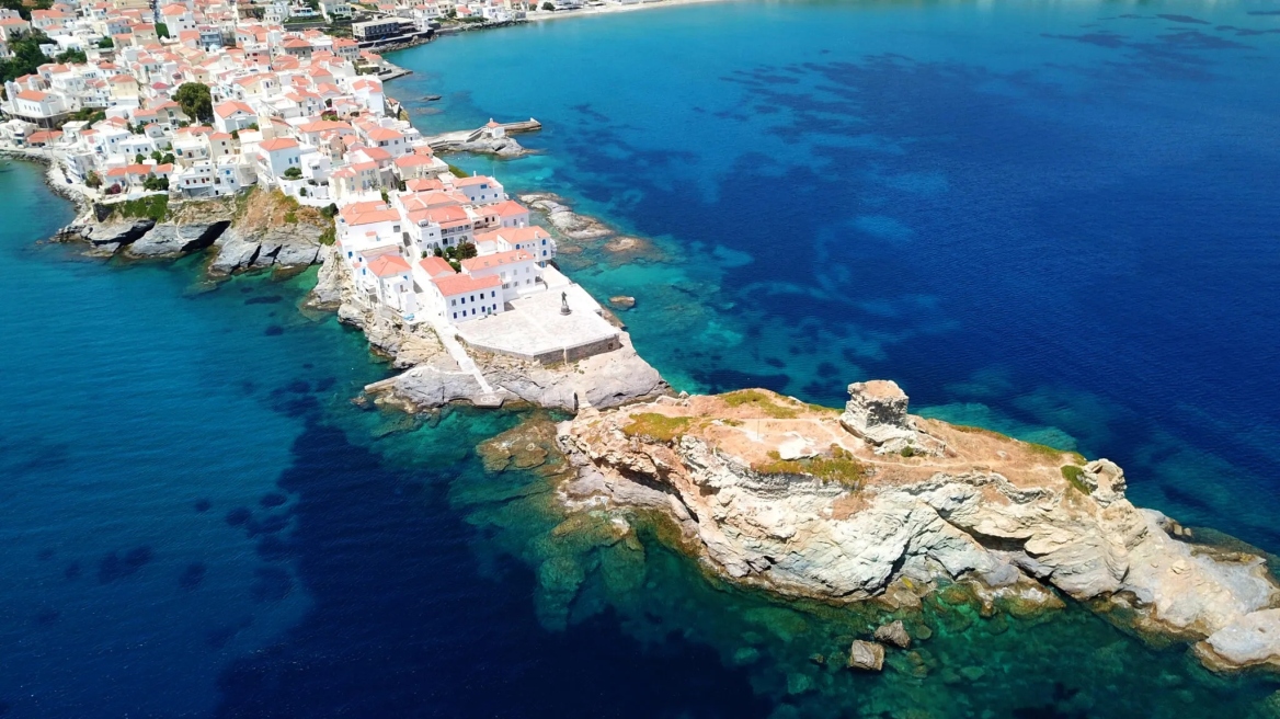 3 υπέροχες εξοχικές κατοικίες στην Άνδρο και την Κορινθία