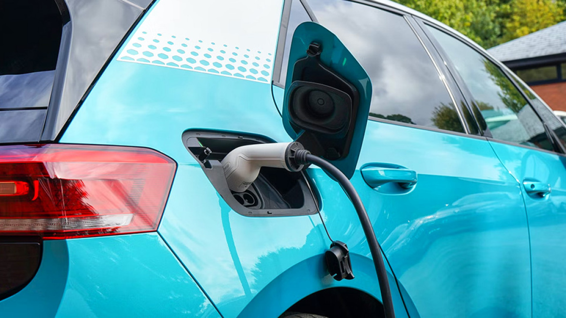 Η Ευρώπη «ανάβει κόκκινο» από το 2035 στα αυτοκίνητα με βενζίνη ή ντίζελ