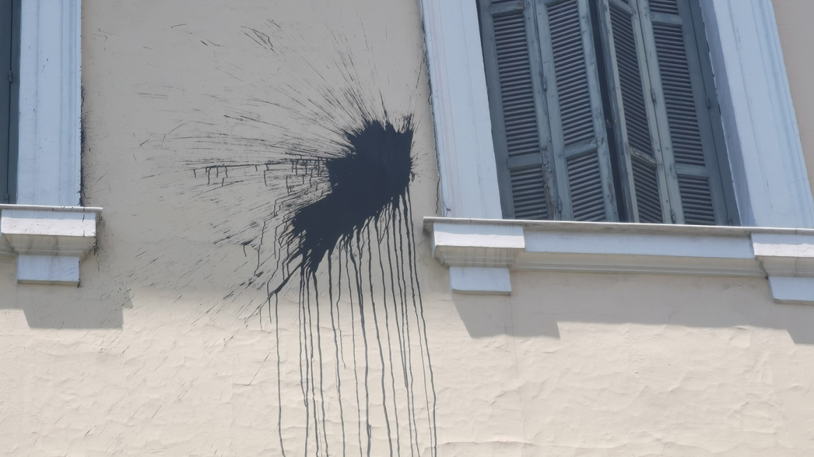 Θεσσαλονίκη: Άγνωστοι πέταξαν μπαλόνι με μπογιά στο κτήριο του ΥΜΑΘ - Προσαγωγές από την ΕΛΑΣ