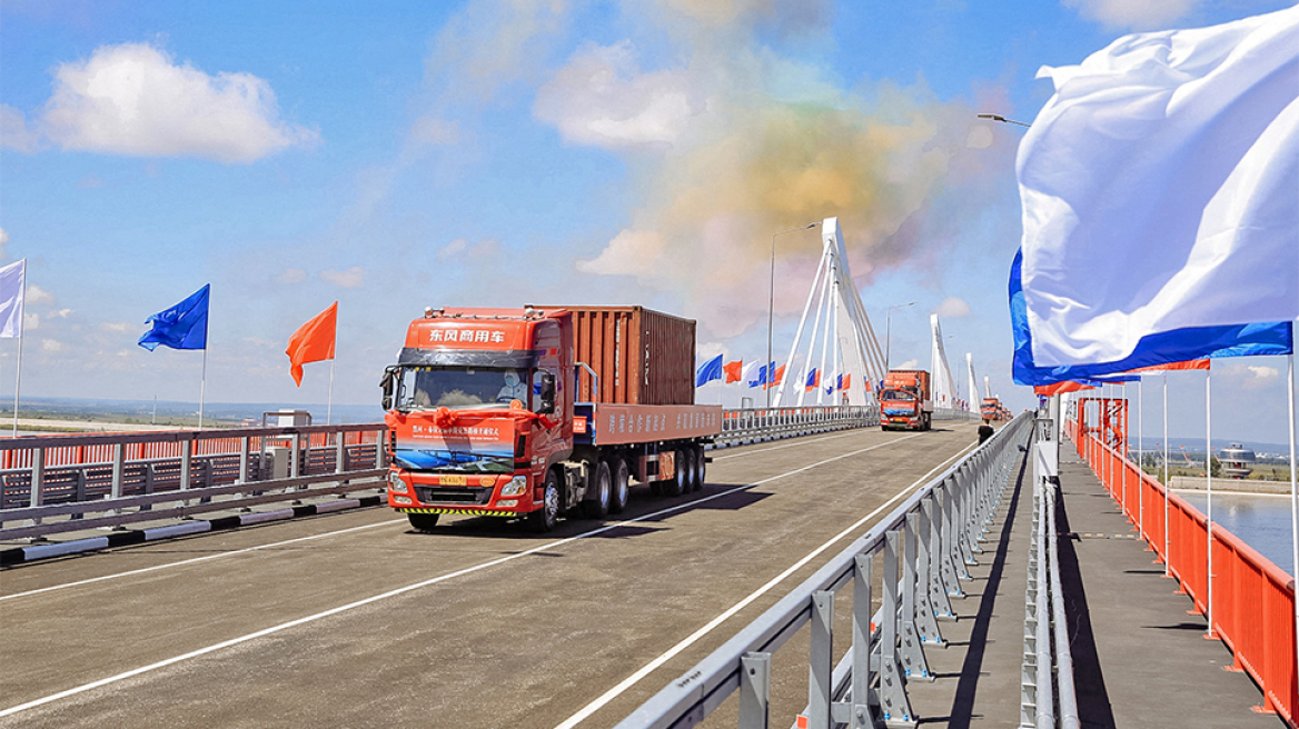 Ρωσία: Εγκαινιάστηκε η πρώτη γέφυρα που τη συνδέει οδικώς με την Κίνα