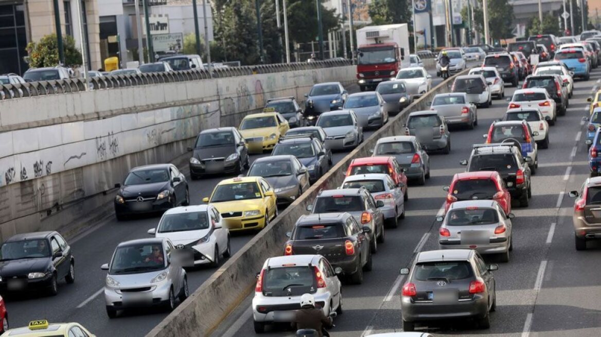 Κίνηση στους δρόμους: Παραμένει το μποτιλιάρισμα στην Αττική Οδό λόγω σύγκρουσης τεσσάρων οχημάτων