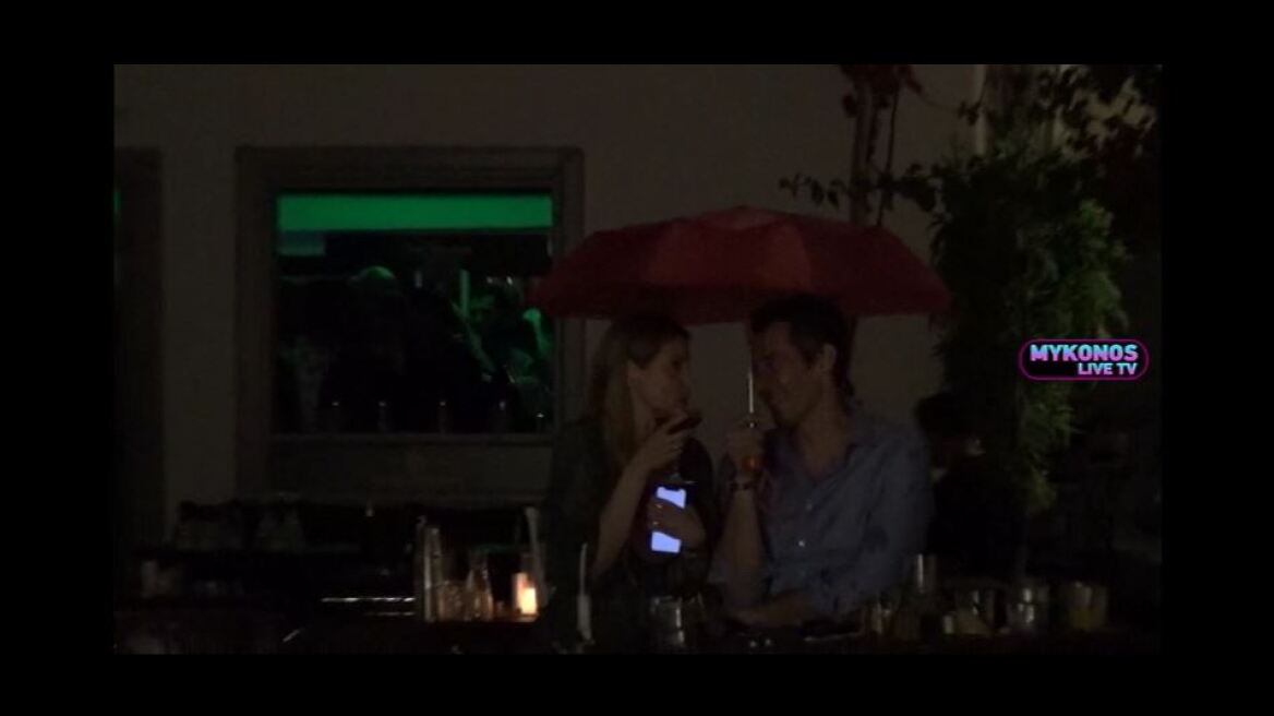 Μύκονος: Κοσμοσυρροή, δεν πτοήθηκε ο κόσμος από τη βροχή