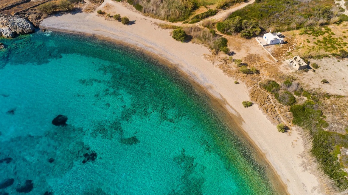 Οι ωραιότερες παραλίες της Κιμώλου -Εκεί που τα τιρκουάζ νερά συναντούν τη χρυσή άμμο 