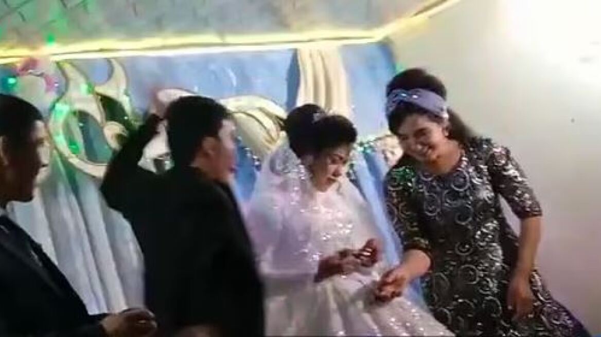 Βαρβαρότητα στο Ουζμπεκιστάν: Γαμπρός χτύπησε τη νύφη σε γάμο επειδή τον νίκησε σε παιχνίδι