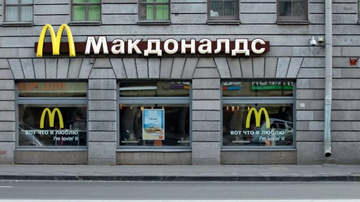 McDonald’s: Άνοιξαν και πάλι τα καταστήματα στη Ρωσία – Τα εγκαίνια, το… βιαστικό rebranding και ο νέος ιδιοκτήτης