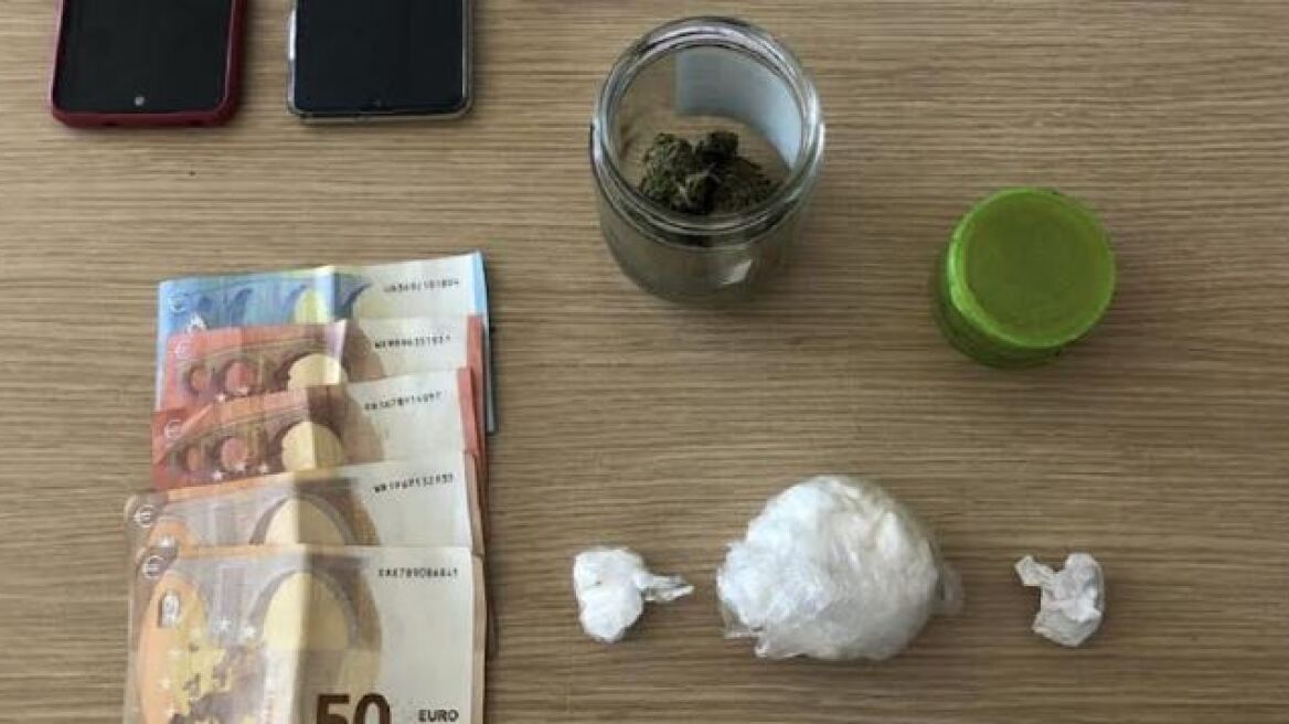 Καταδίωξη για ζευγάρι που πετούσε κοκαΐνη από Ι.Χ. στην Πάργα!