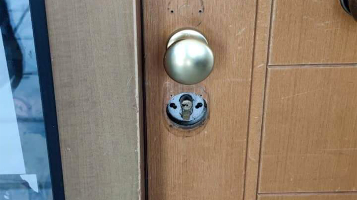 Δήμος Θεσσαλονίκης: Επιχείρησαν να «μπουκάρουν» ρίχνοντας... κόλλα στιγμής στην κλειδαριά ασφαλείας