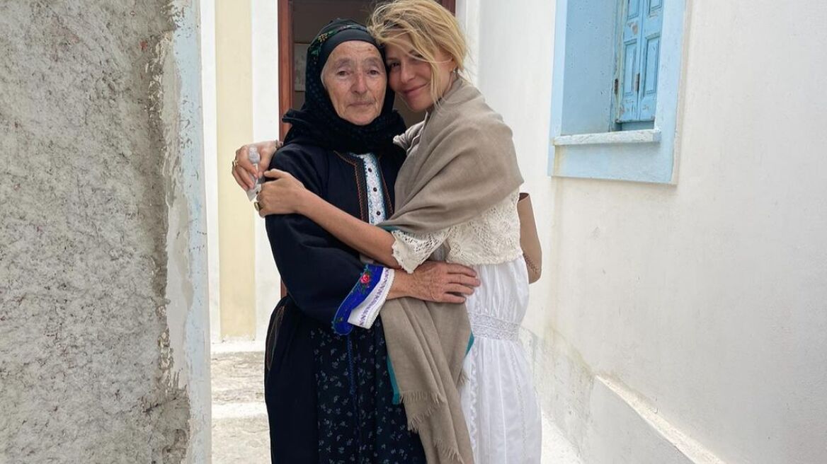 Η Τζένη Μπαλατσινού με φλοράλ φόρεμα σε παραδοσιακό γάμο στην Κάρπαθο (εικόνες)