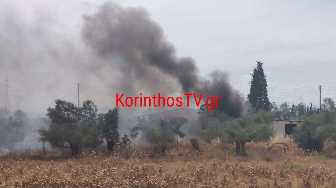 Φωτιά στην Κόρινθο απέναντι από τον προαστιακό