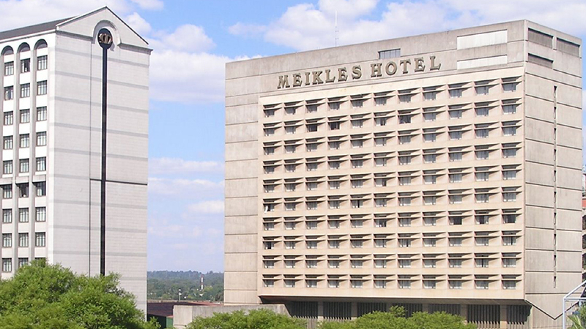 Πεντάστερο ξενοδοχείο στη Ζιμπάμπουε δίνει ζεστό νερό με τον κουβά γιατί δεν έχει ρεύμα