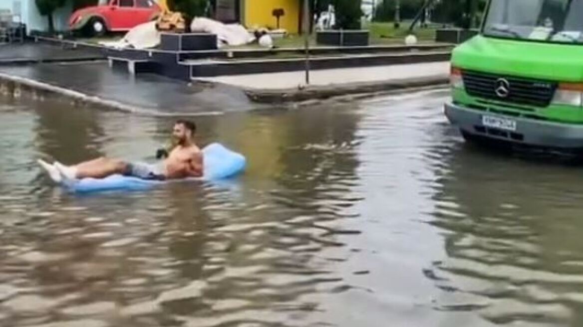 Κατερίνη: Νεαρός άνδρας βγήκε… με φουσκωτό στρώμα θαλάσσης και κοκτέιλ σε πλημμυρισμένο δρόμο