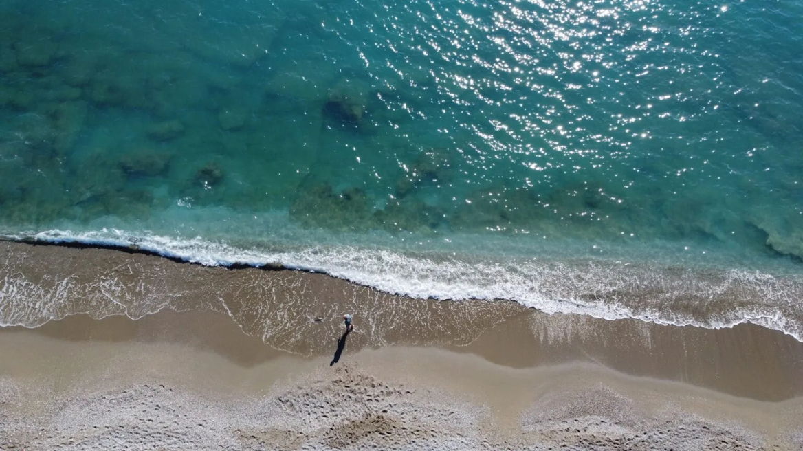 Η «μυστική» παραλία της Αττικής με νερά που θυμίζουν Ιόνιο