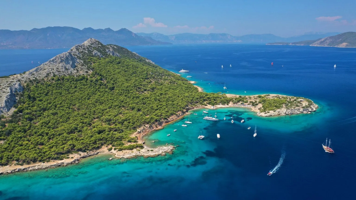 Μονή: Το νησάκι με τα ελάφια, τα παγώνια και τις ωραιότερες παραλίες στον Σαρωνικό, 8 λεπτά από την Αίγινα 