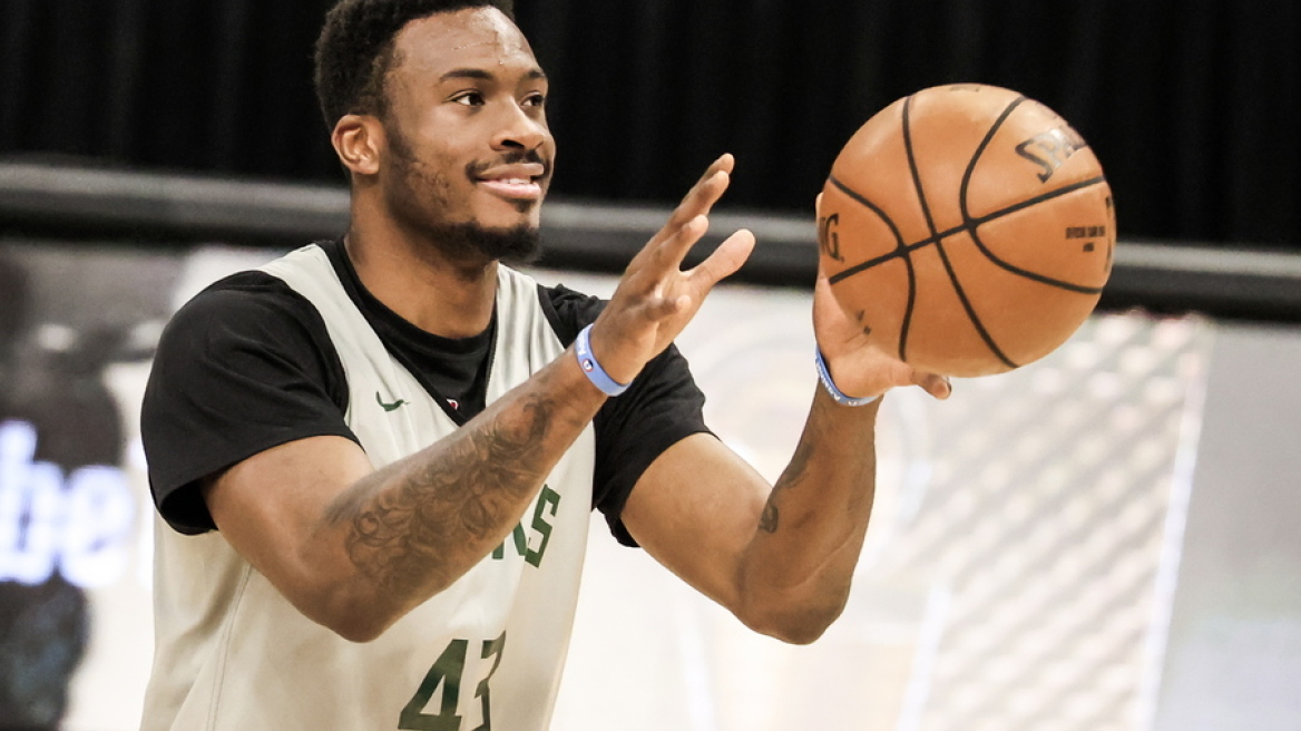 Θανάσης Αντετοκούνμπο: Συνεχίζει και τη νέα σεζόν στους Μπακς 