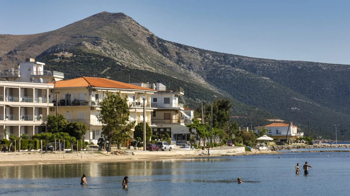 Νέα Στύρα: Ο προορισμός της Εύβοιας με τα γαλανά νερά, τα μυστηριώδη Δρακόσπιτα και τα γοητευτικά χωριά