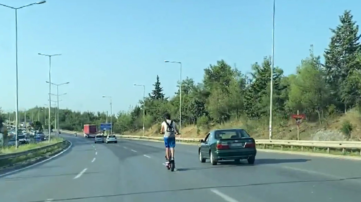 Θεσσαλονίκη: Νεαρός με πατίνι πηγαίνει με περισσότερα από 90 χλμ. στον περιφερειακό
