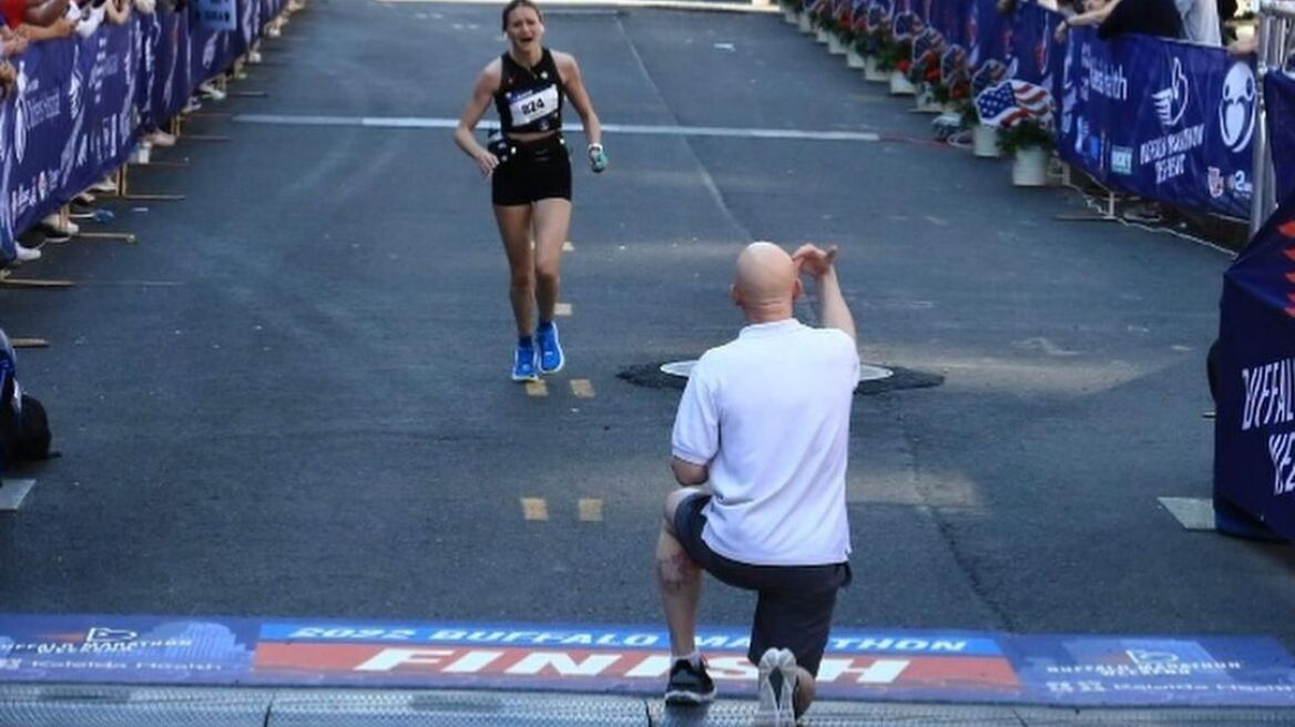 Viral βίντεο: Της έκανε πρόταση γάμου τη στιγμή του τερματισμού σε αγώνα δρόμου