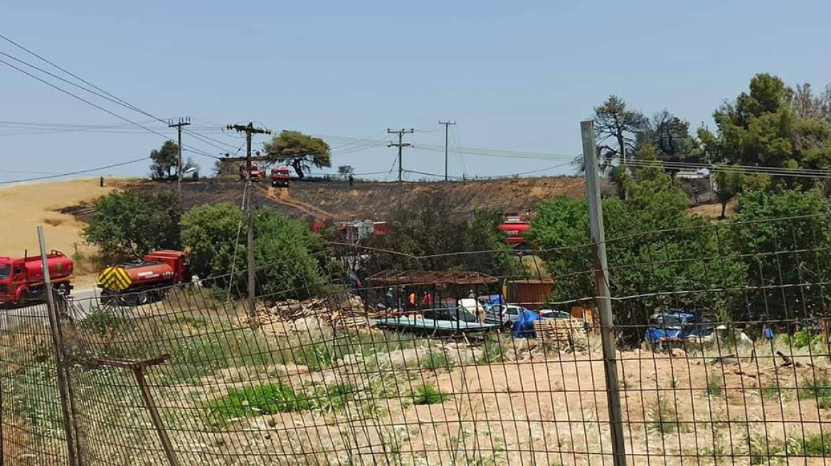 Οριοθετήθηκε η φωτιά στον Άγιο Στέφανο, τραυματίστηκε ένας πυροσβέστης