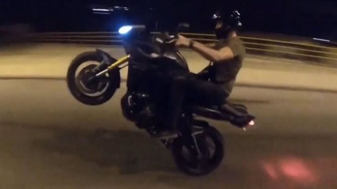 Βόλος: «Καμπάνα» στον μεθυσμένο μηχανόβιο που κλώτσησε αστυνομικούς