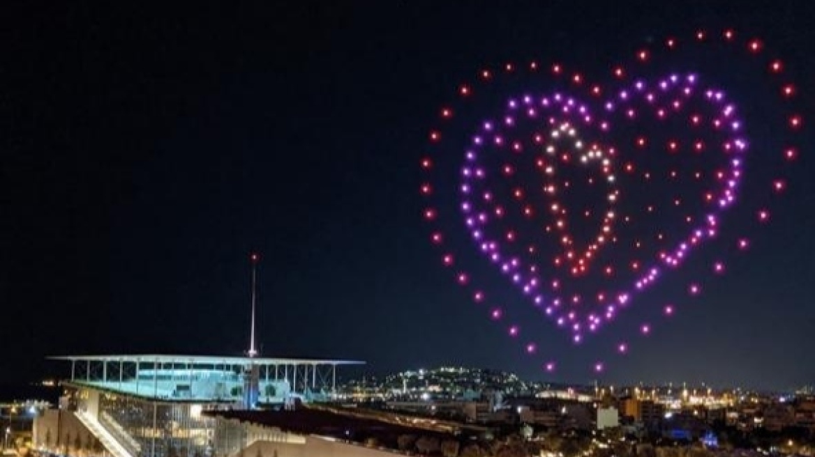 Εντυπωσιακό θέαμα με την πτήση 360 drones στον αττικό ουρανό