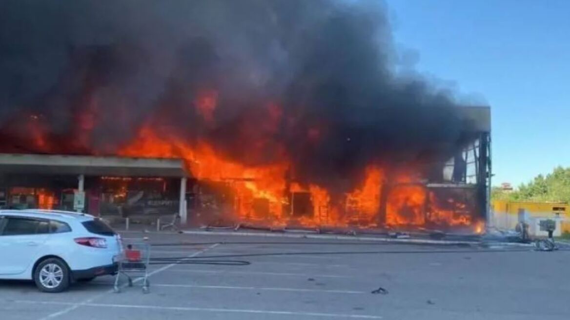 Πόλεμος στην Ουκρανία: Βίντεο από τη στιγμή που οι άμαχοι στο εμπορικό κέντρο στο Κρεμεντσούκ τρέχουν για να γλιτώσουν