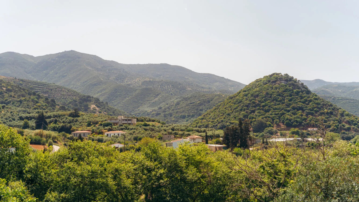 Ένα κατάφυτο χωριό στην Κρήτη με γραφικές εκκλησίες και τρεχούμενα νερά