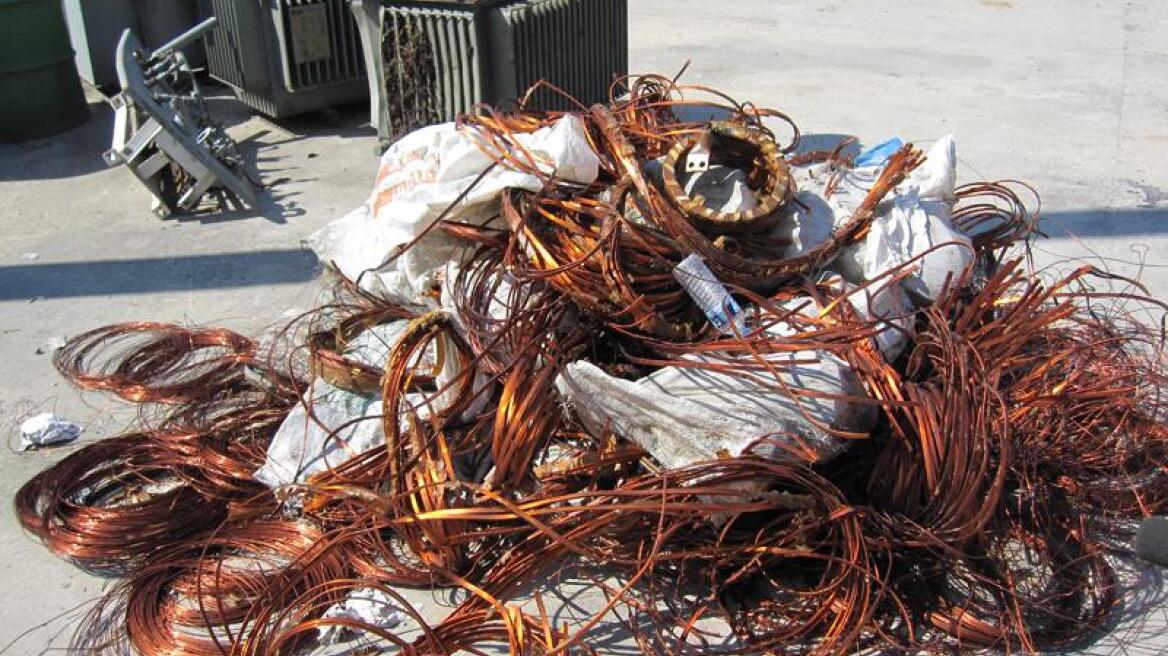 Παππούς έκλεβε μαζί με τον εγγονό του καλώδια χαλκού στη Θεσσαλονίκη