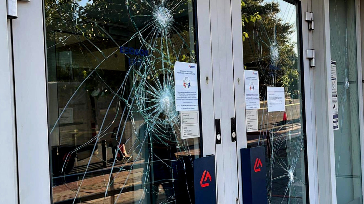 «Βανδαλισμοί» σε υποκατάστημα τράπεζας στο κέντρο της Αθήνας 