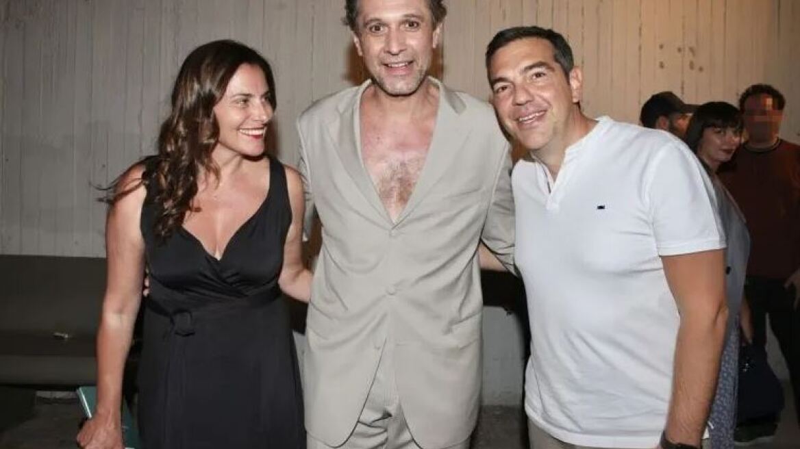 Η Μπέτυ Μπαζιάνα με τον Αλέξη Τσίπρα σε θεατρική έξοδο: Το φόρεμά της κολακεύει όλες τις σιλουέτες