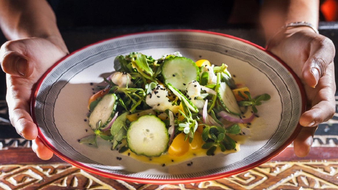 Σαλάτα γλιστρίδα με φινόκιο, τοματίνα και χανιώτικη μυζήθρα