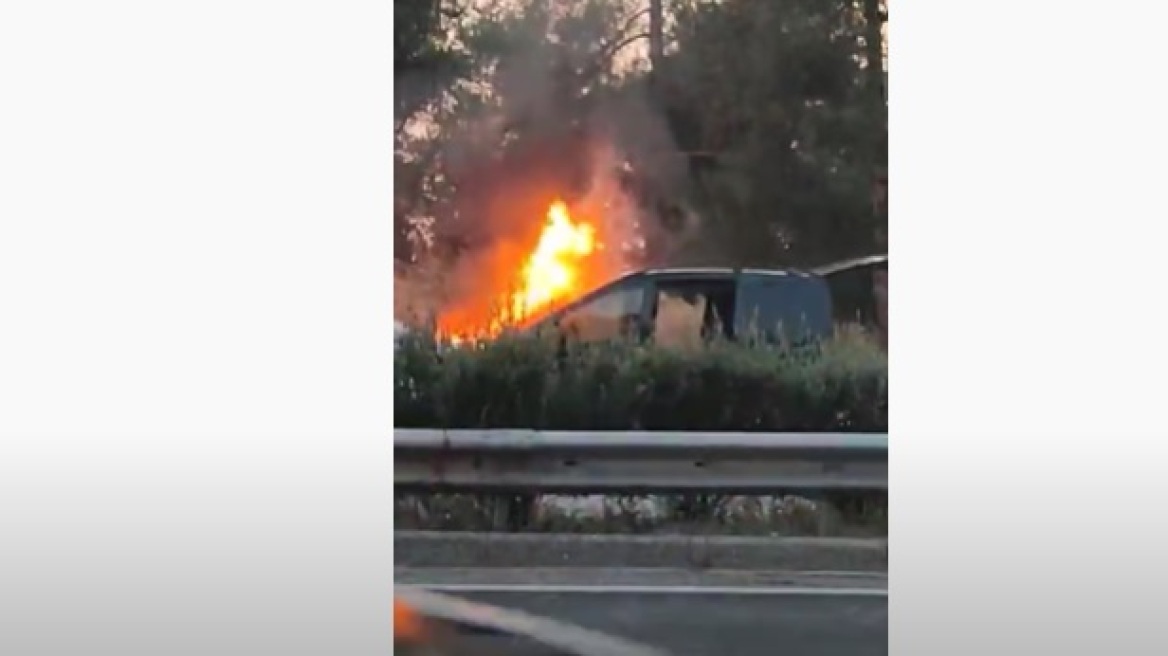 Στις φλόγες ΙΧ στον Περιφερειακό της Θεσσαλονίκης
