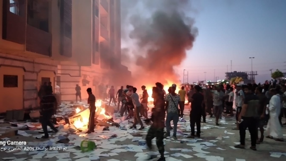 Αναβρασμός στη Λιβύη: Διαδηλωτές μπήκαν στο κοινοβούλιο του Τομπρούκ και το λεηλάτησαν