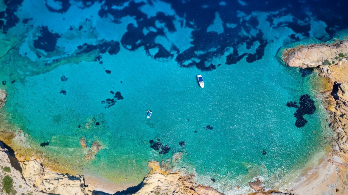 Το νησάκι του νότιου Σαρωνικού με την όμορφη, απάνεμη αμμουδιά