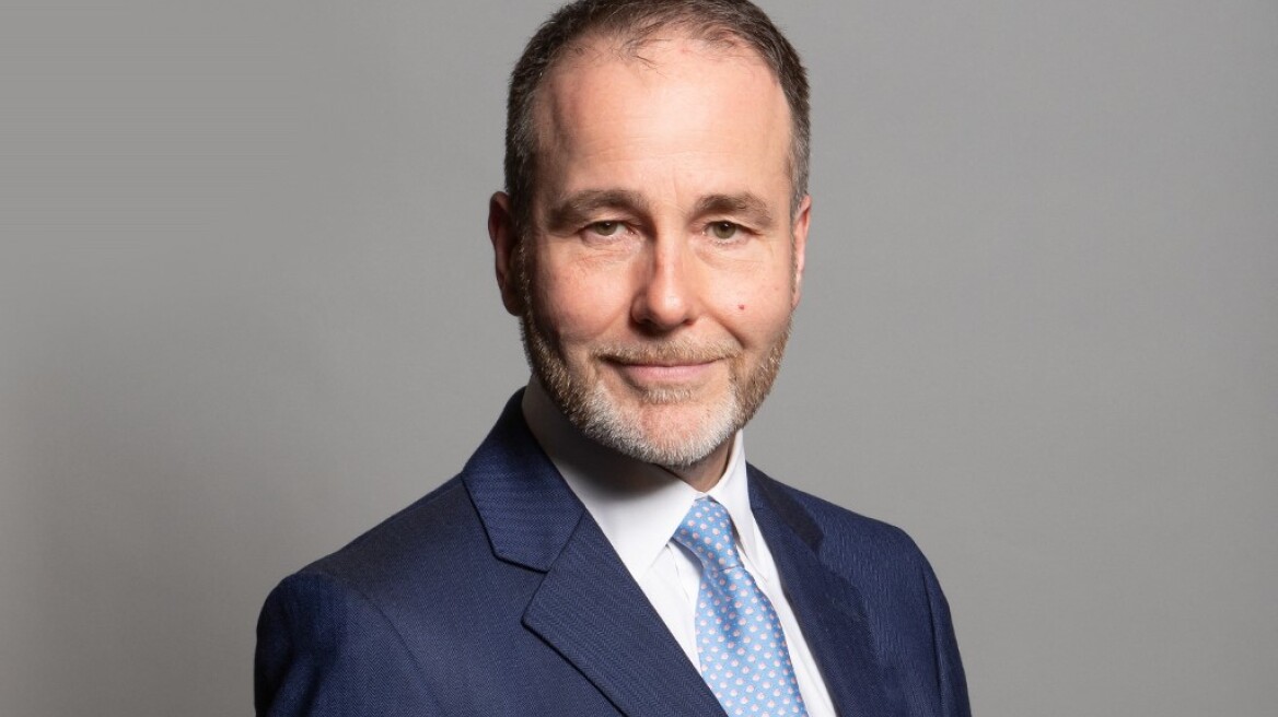 Βρετανία: Εκτός κόμματος ο Συντηρητικός βουλευτής που μέθυσε και θώπευσε δύο άνδρες