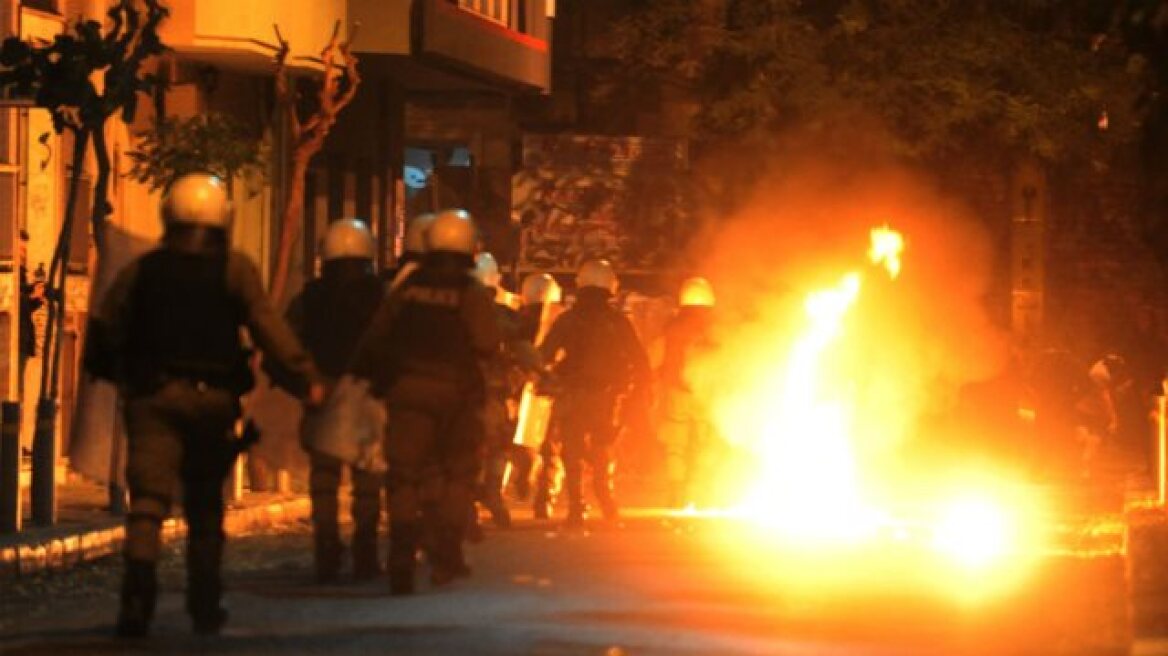 Καισαριανή: Επεισόδια με μολότοφ και χημικά σε συμπλοκή αντιεξουσιαστών και ΜΑΤ