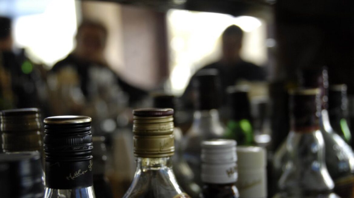 Κέρκυρα: Ζευγάρι έκλεβε ποτά και τσιγάρα από μίνι μάρκετ