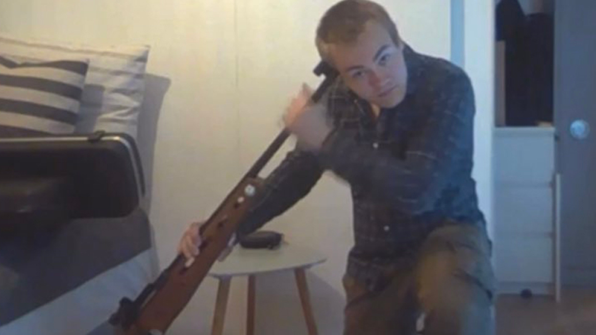 Επίθεση την Κοπεγχάγη: Με το όπλο στον κρόταφο πόζαρε ο 22χρονος που σκόρπισε τον θάνατο σε εμπορικό κέντρο