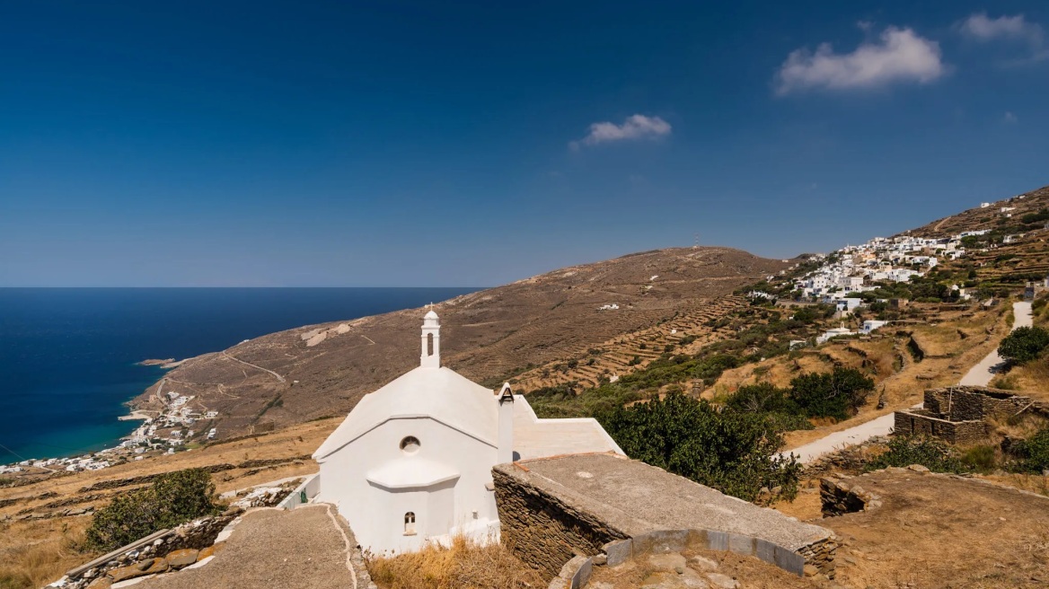 Ένα ολόλευκο, μαρμάρινο χωριό στην Τήνο κόντρα στο γαλάζιο του Αιγαίου