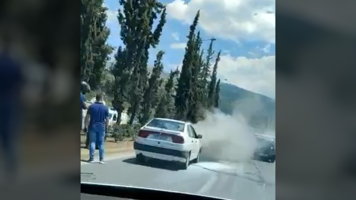Βίντεο: Αυτοκίνητο πήρε φωτιά στη λεωφόρο Κατεχάκη, στο ύψος της Αττικής Οδού