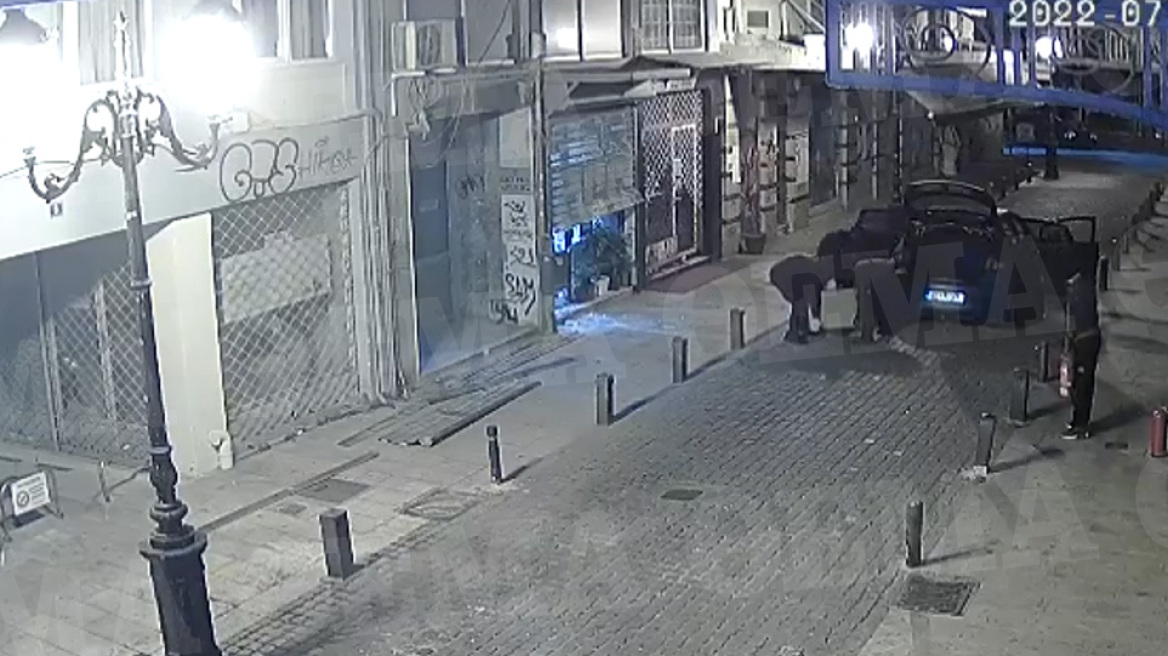 Θεσσαλονίκη - Νέο βίντεο: Οι διαρρήκτες έχουν μπει στο χρυσοχοείο και προσπαθούν να σύρουν χρηματοκιβώτιο