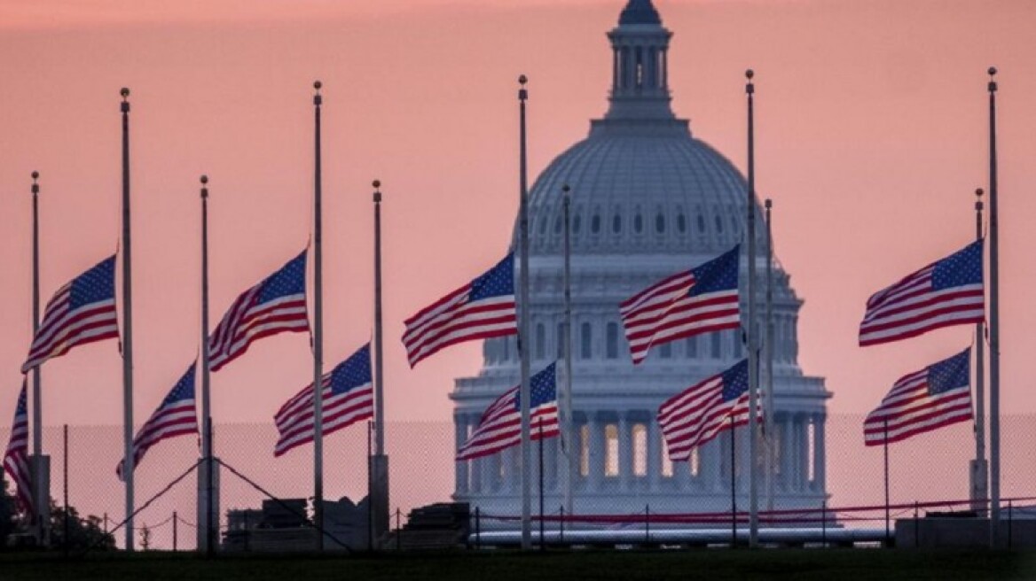 Μεσίστιες οι σημαίες στις ΗΠΑ μετά τη δολοφονία του Σίνζο Άμπε