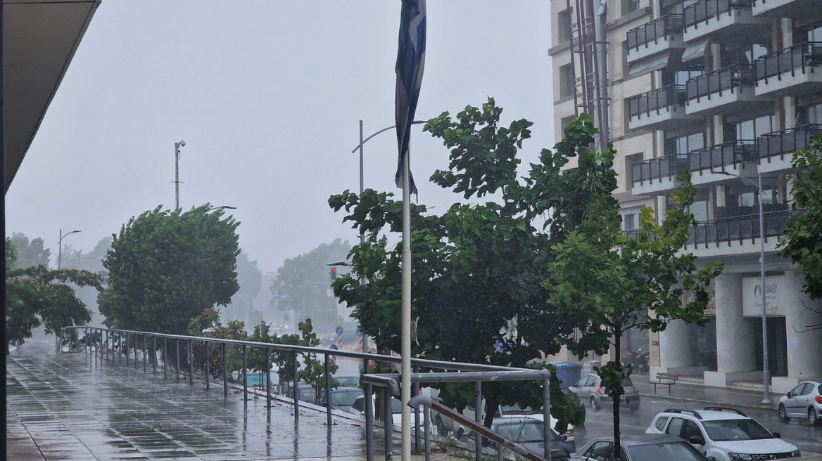 Η κακοκαιρία «χτυπά» τη βόρεια Ελλάδα: 340 κλήσεις δέχθηκε η Πυροσβεστική σε Θεσσαλονίκη, Πέλλα και Κιλκίς