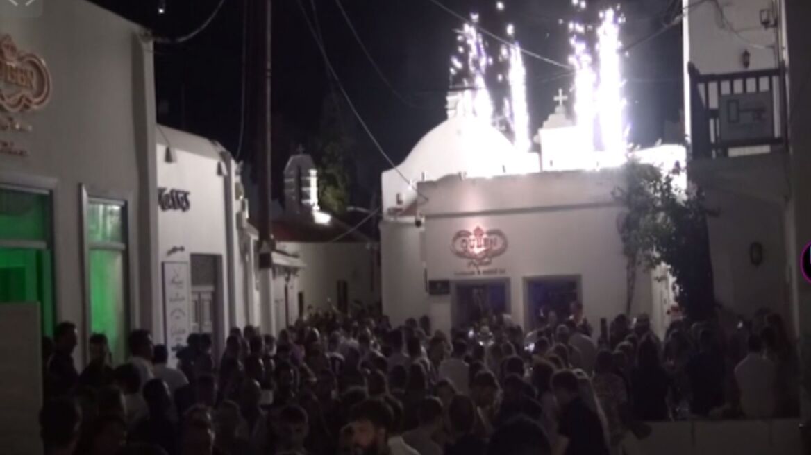 Μύκονος: «Πλημμύρισε» από κόσμο το νησί