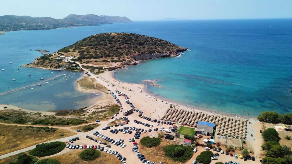 Γαλάζια νερά, άμμος και υπέροχη θέα, 50′ από την Αθήνα