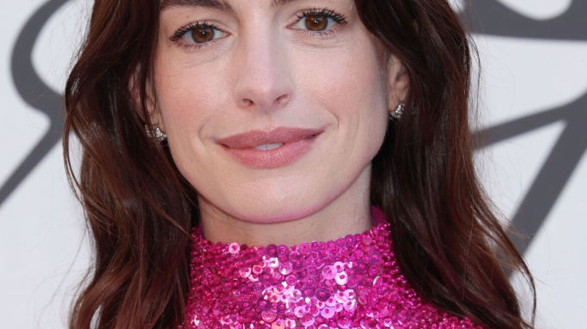 Η Ανν Χάθαγουέι με το πιο κοντό φόρεμα που έχει φορέσει ποτέ