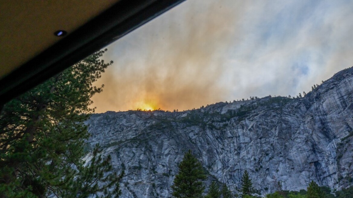Εκτός ελέγχου τεράστια πυρκαγιά στο πάρκο Γιοσέμιτι στην Καλιφόρνια