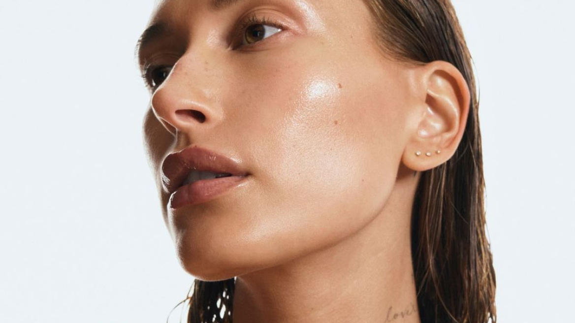 Η Hailey Bieber υιοθέτησε την πιο hot τάση φρυδιών