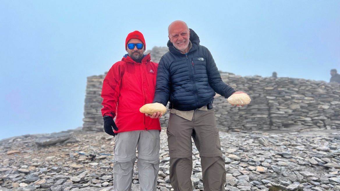 Μια πέτρα από το χαμηλότερο σημείο της γης στην Ιορδανία τοποθετήθηκε στο πιο ψηλό εκκλησάκι του Ολύμπου